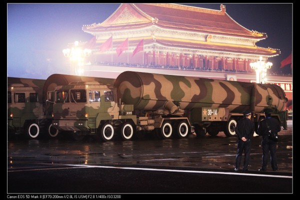 Mísseis exibidos em parada militar em Pequim
