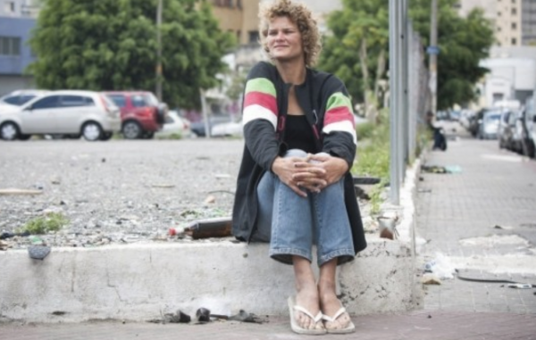 Loemy Marques usando crack na Cracolândia.