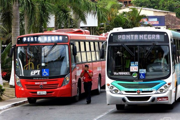 Em guerra declarada, Maricá usa ônibus gratuito (vermelho) contra empresas de ônibus, que cobram 2,70 reais de tarifa 