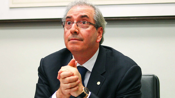 * Toma lá dá cá? Após parecer por impeachment, PT decide que não irá ‘prejulgar’ Cunha.