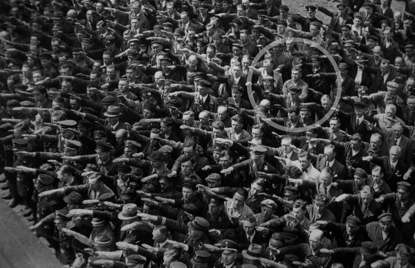 O homem identificado como August Landmesser se recusa a fazer a saudação nazista na Alemanha
