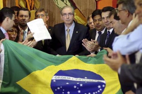 Mais uma entrega de pedido de impeachment para um abatido Cunha