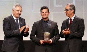 Heroi da Globo: na entrega do prêmio Homem do Ano de 2014, com João Robetto Marinho à sua esquerda