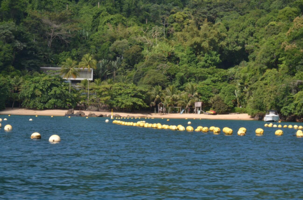 Bóias amarelas para impedir navegação na praia de Santa Rita