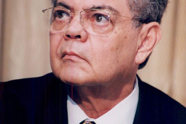 Ronaldo Cunha Lima atirou num adversário que acusou o filho Cássio de corrupção e jamais foi julgado