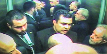 Imagens de câmeras de segurança do elevador do prédio de Lula no dia da condução coercitiva