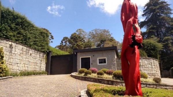 A entrada da Villa Doria, em Campos, com a escultura da mulher Bia