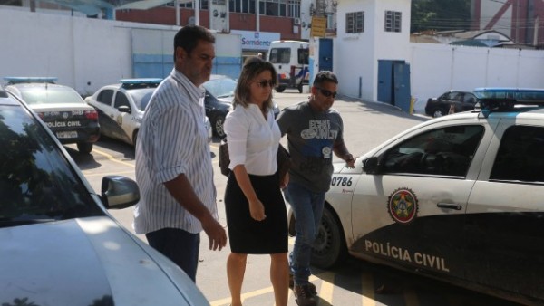 Françoise, mulher do embaixador grego, chega para depor (foto: Fabiano Rocha) Leia mais: http://extra.globo.com/casos-de-policia/embaixador-da-grecia-no-brasil-foi-vitima-de-crime-passional-20710612.html#ixzz4ULgfMbW6