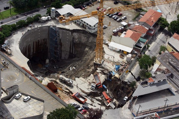 A cratera nas obras da Estação Pinheiros em 2007