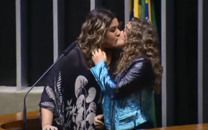 Daniela Mercury beija Malu Verçosa