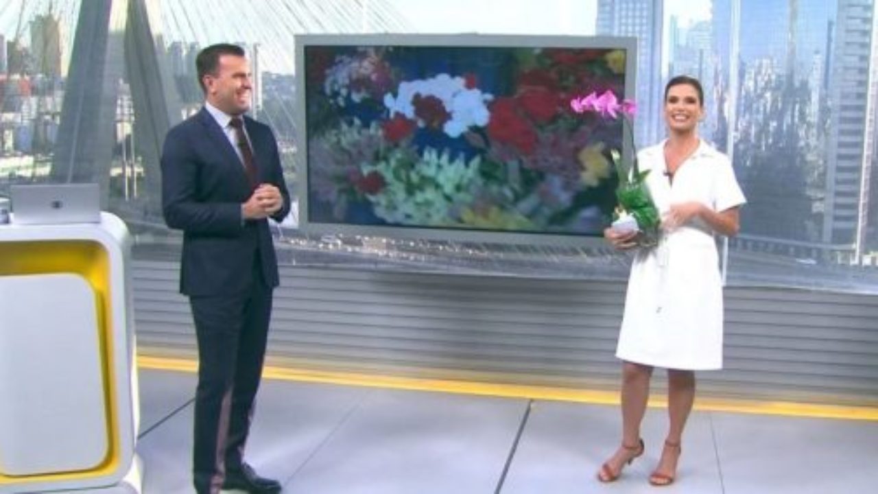 Ao vivo na Globo, jornalista do Bom Dia SP ganha flores manda e recado para  o marido