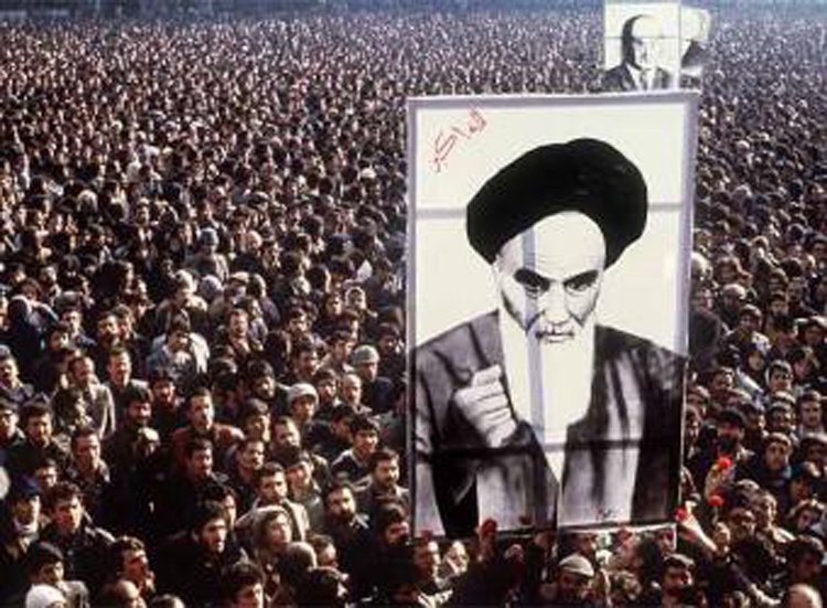 Irã, 1979: a revolução foi consequência de um golpe dos Estados Unidos e da Inglaterra para derrubar um governo democrático 