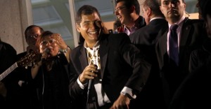 o-presidente-do-equador-rafael-correa-canta-durante-encontro-com-a-comunidade-do-pais-sul-americano-em-madri-na-espanha-1332029347422_956x500