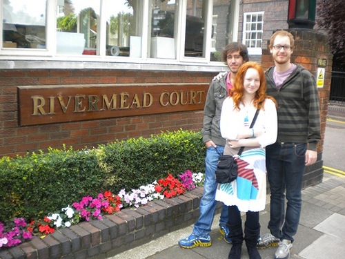Emir, Pedro e Camila em frente ao nosso condomínio em Ranelagh Gardens