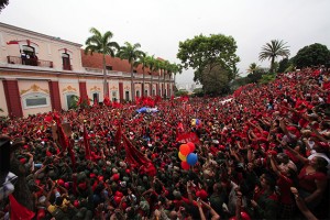 O povo devolve Chávez ao poder em 2002: a emissora de Cisneros chamava os chavistas de "macacos"