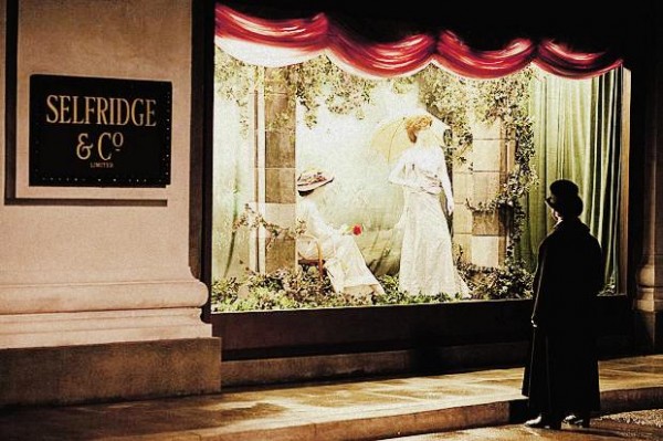 "A loja, que recebeu o nome de Selfridge & Co, foi inaugurada em 1909, em um dia chuvoso de março; mas, em seu interior, era quente e brilhante."
