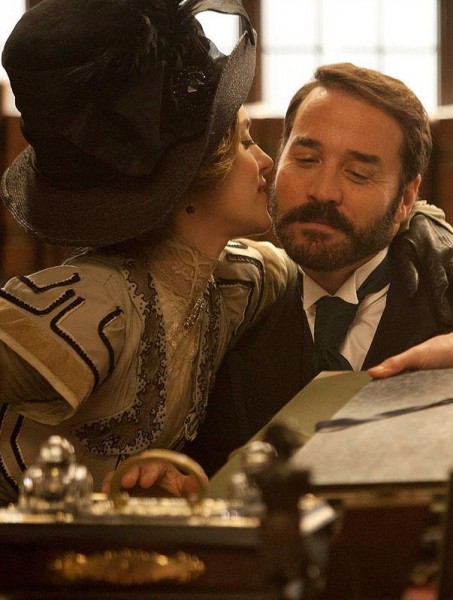 Jeremy Piven e Zoe Tapper como Harry Selfridge e Ellen Love, sua amante fictícia