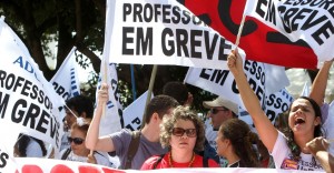 28mai2012---professores-universitarios-em-greve-fizeram-nesta-segunda-feira-um-protesto-em-frente-ao-ministerio-do-planejamento-em-brasilia-eles-pedem-reajuste-salarial-e-a-criacao-de-um-plano-de-1338224392393_956x500