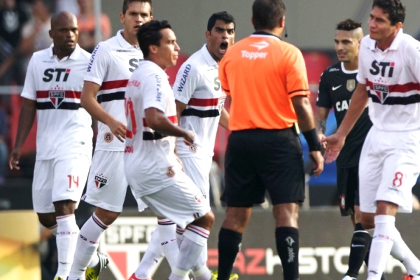 31mar2013-jogadores-do-sao-paulo-reclamam-com-o-juiz-durante-classico-contra-o-corinthians-no-morumbi-1364761284635_956x500