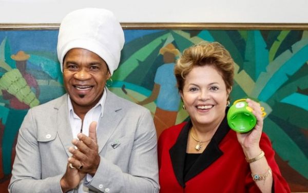 Dilma com a Caxirola ao lado de Carlinhos Brown