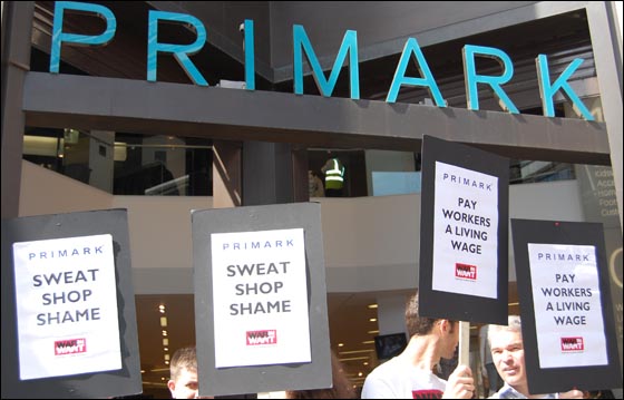Protesto na Inglaterra contra a rede Primark por causa das condições de trabaho de seus fornecedores