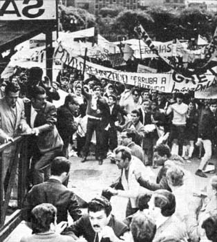 Militantes sindicais tomaram o palanque em que estava  o governador Abreu Sodré no dia Primeiro de Maio de 1968