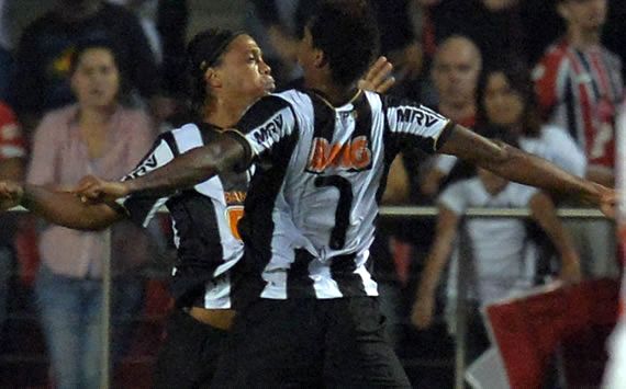 Ronaldinho Gaúcho e Jô no massacre da serra elétrica em Minas