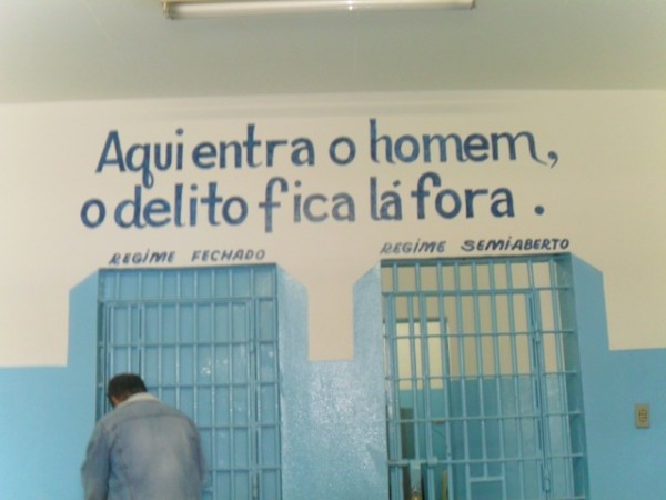 A frase dessa unidade da APAC em Itaúna reflete o espírito da coisa