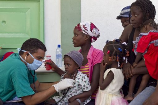 Médico cubano em ação humanitária para atender pacientes com cólera no Haiti