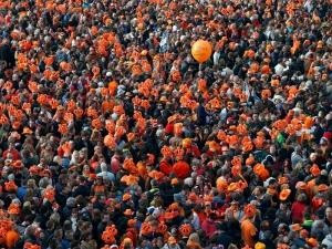 Festa, em Amsterdã, pelo novo rei