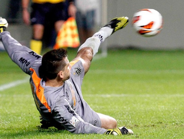 Sobranatural ergueu a perna do goleiro