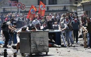 2013-06-01T215628Z_1_CBRE9501OY700_RTROPTP_2_TURKEY-PROTESTS