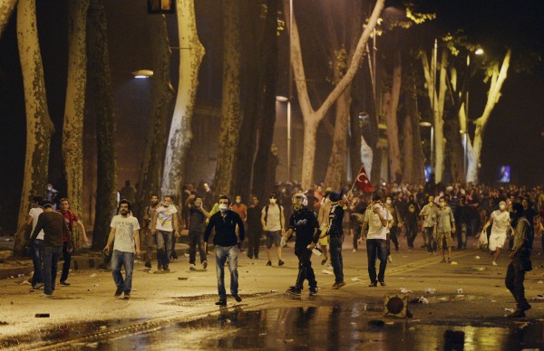 Os manifestantes enfrentam a polícia