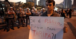 7jun2013---manifestantes-protestam-contra-o-aumento-da-tarifa-de-onibus-no-largo-da-batata-regiao-oeste-de-sao-paulo-no-segundo-dia-de-protestos-na-capital-o-valor-subiu-de-r-3-para-r-320-1370640480064_956x500