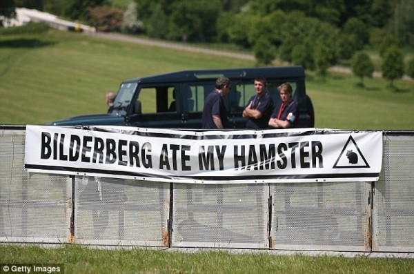 Cartaz protesta contra o Bilderberg no início da reunião de 2013, a 30 km de Londres