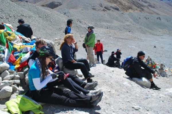 Turistas descansam na escalada do Everest