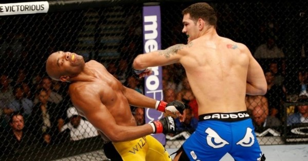 06jul2013---chris-weidman-nocauteia-anderson-silva-para-conquistar-o-titulo-dos-medios-1373193082821_956x500