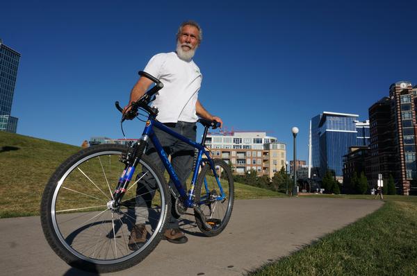 Mestre Acordeon com sua bicicleta em Berkeley, São Francisco