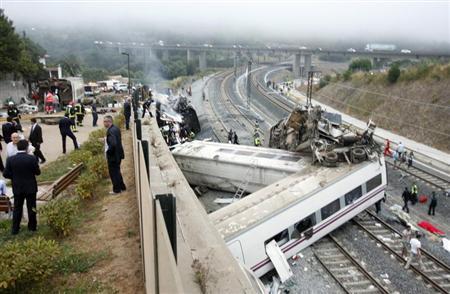 Agentes do resgate retiram vítimas de um trem que descarrilou perto de Santiago de Compostela, no noroeste da Espanha, nesta quarta-feira. 24/07/2013 REUTERS/Oscar Corral