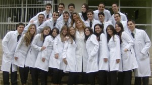 Tente encontrar negros entre os estudantes de medicina no Brasil