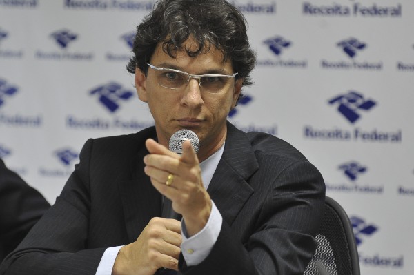 Cândido saiu da Receita no meio de uma confusão
