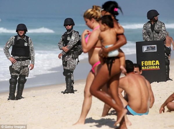 article-2470234-18E1E39C00000578-160_634x469