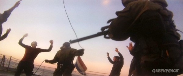 Foto de celular do momento em que a guarda costeira russa tomou o navio Arctic Sunrise