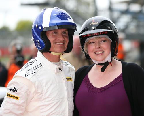 Helen com o piloto de F1 David Coultahrd