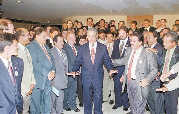 FHC comemora a emenda da reeleição, em 1997