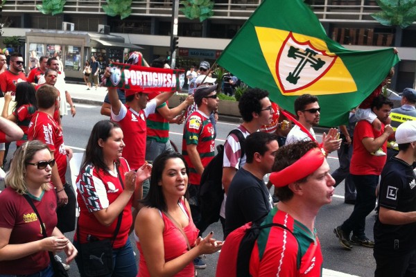 Torcedores da Lusa em protesto na Paulista