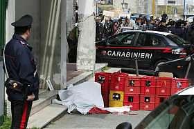 A polícia na cena do assassinato de um membro do clã Perrella, em Nápoles
