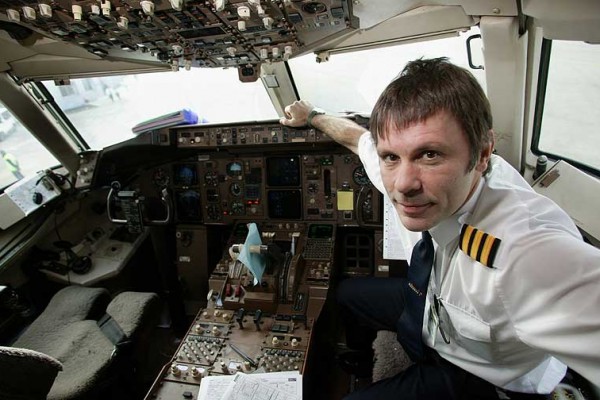 BRUCE-DICKINSON-BRUCE-DICKSON-IRON-MAIDEN-STAND-UP-COMEDY-NORUEGA-PILOTO-PILOT-2