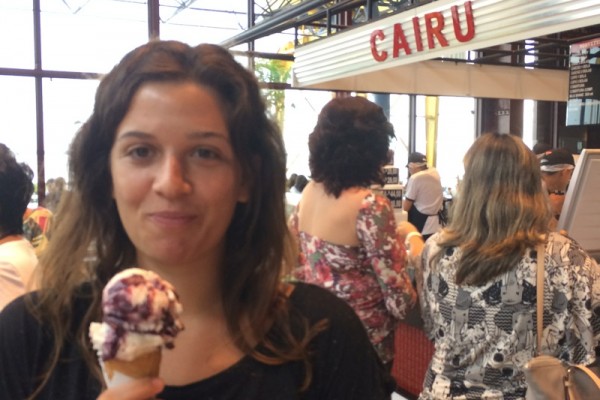 Alice experimenta o sorvete de açaí com tapiaoca