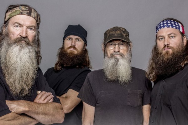 Phil Robertson (segundo à esq.) em família